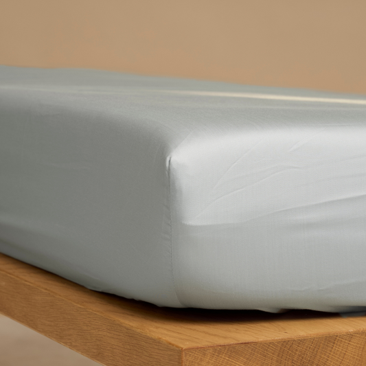 Spannbettlaken TENCEL™ Satin - atmungsaktiv & seidig weich (Graublau)