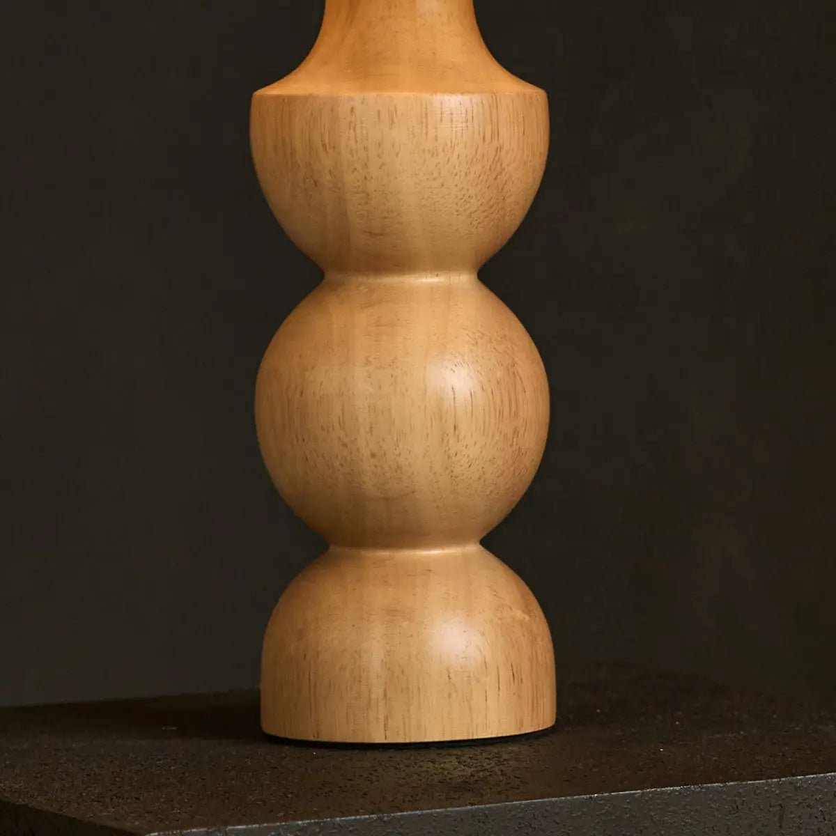 Holz Lampe mit beigem Lampenschirm