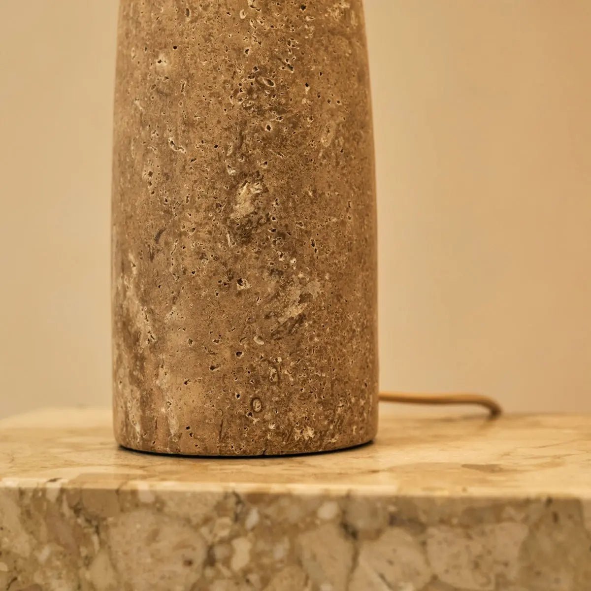 Travertin Lampe mit Baumwollschirm (beige)