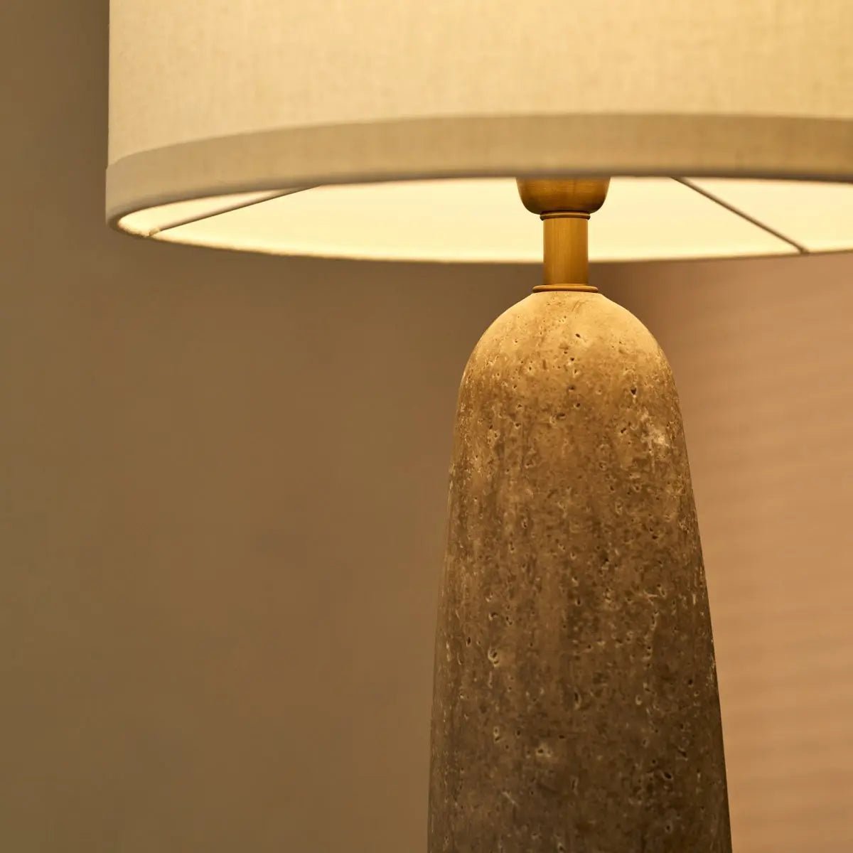 Travertin Lampe mit Baumwollschirm (beige)