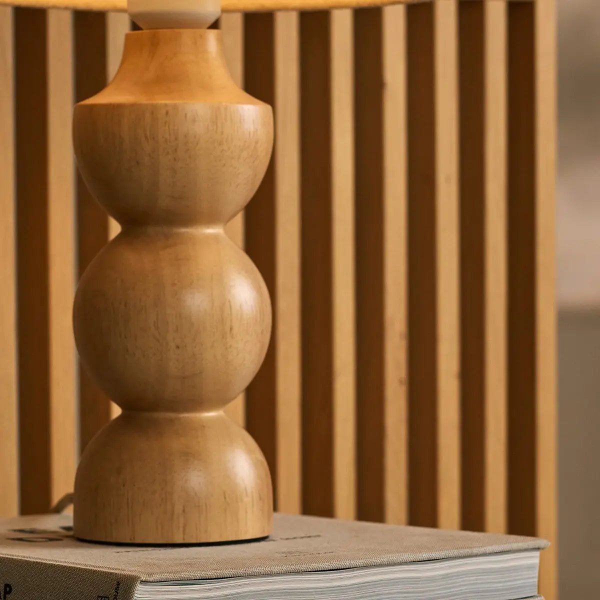 Holz Lampe mit beigem Lampenschirm