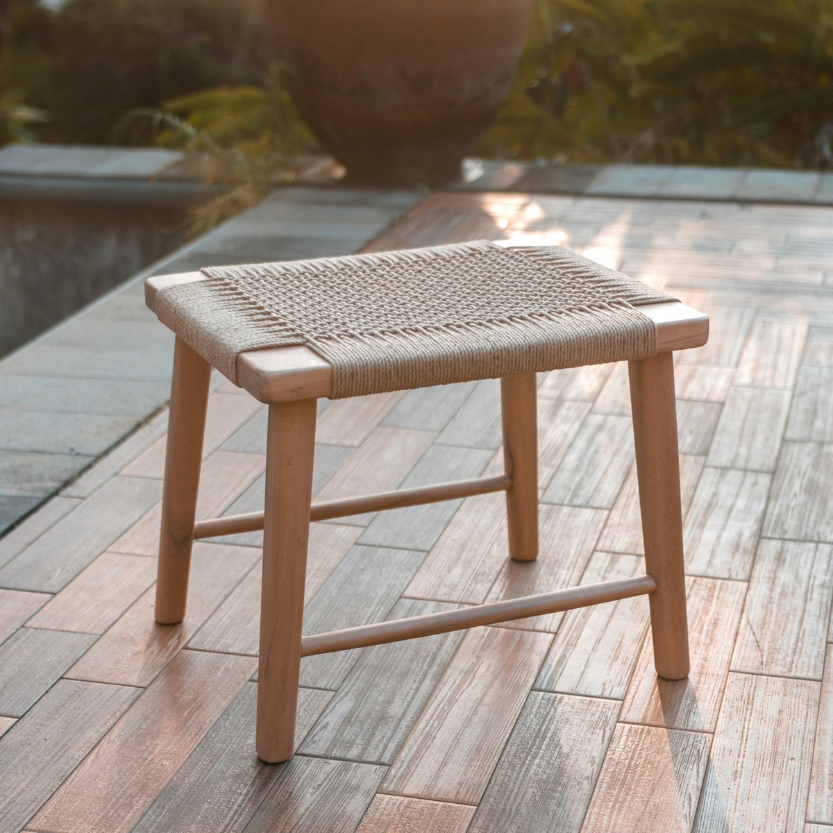 Hocker aus Trembesi-Holz und recyceltem Papier – handgefertigt & nachhaltig
