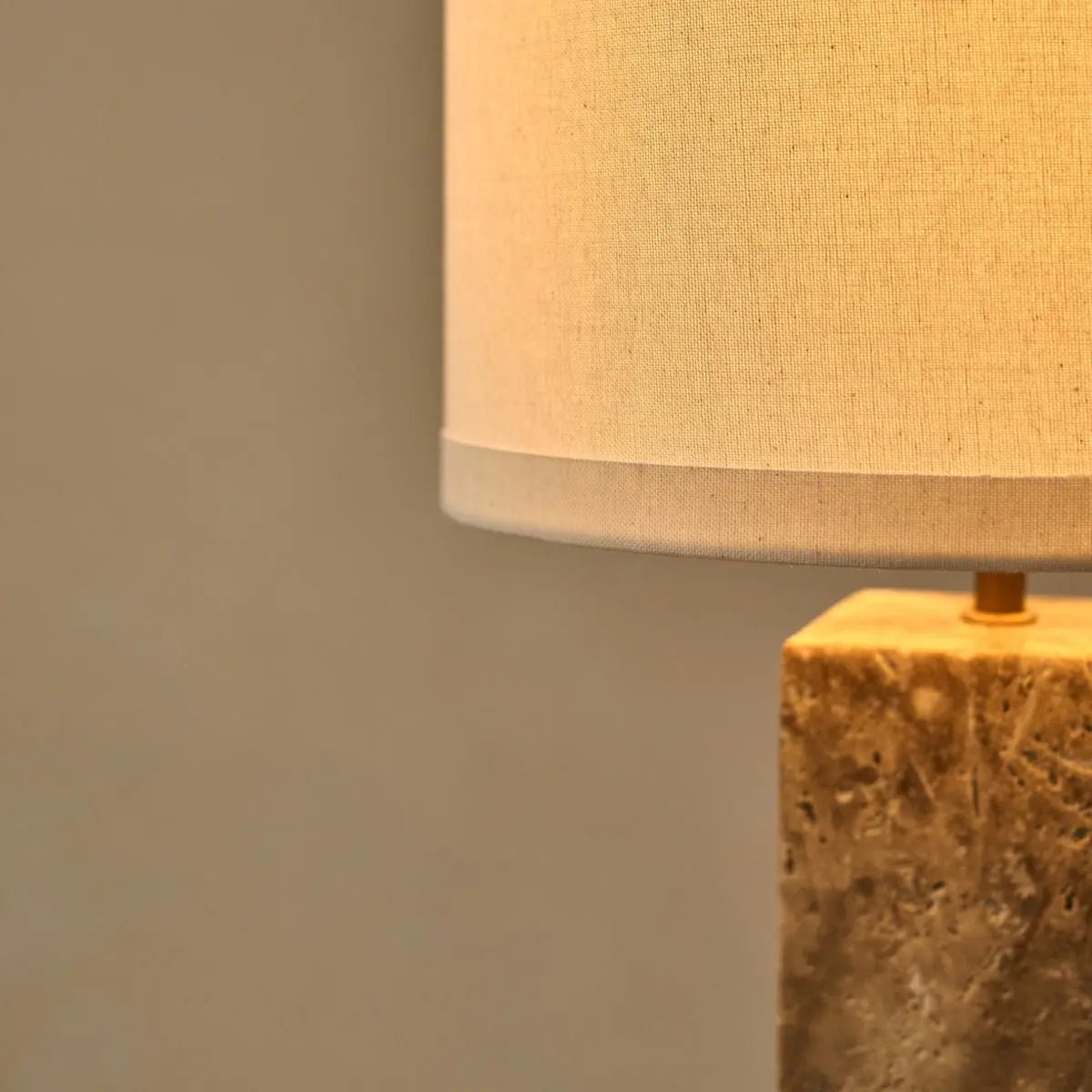 Travertin Lampe - Eleganter Naturstein mit Baumwollschirm