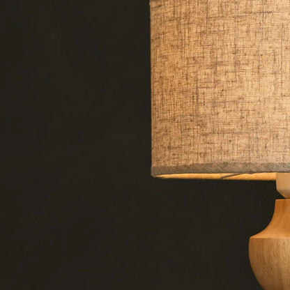 Holz Lampe mit beigem Lampenschirm