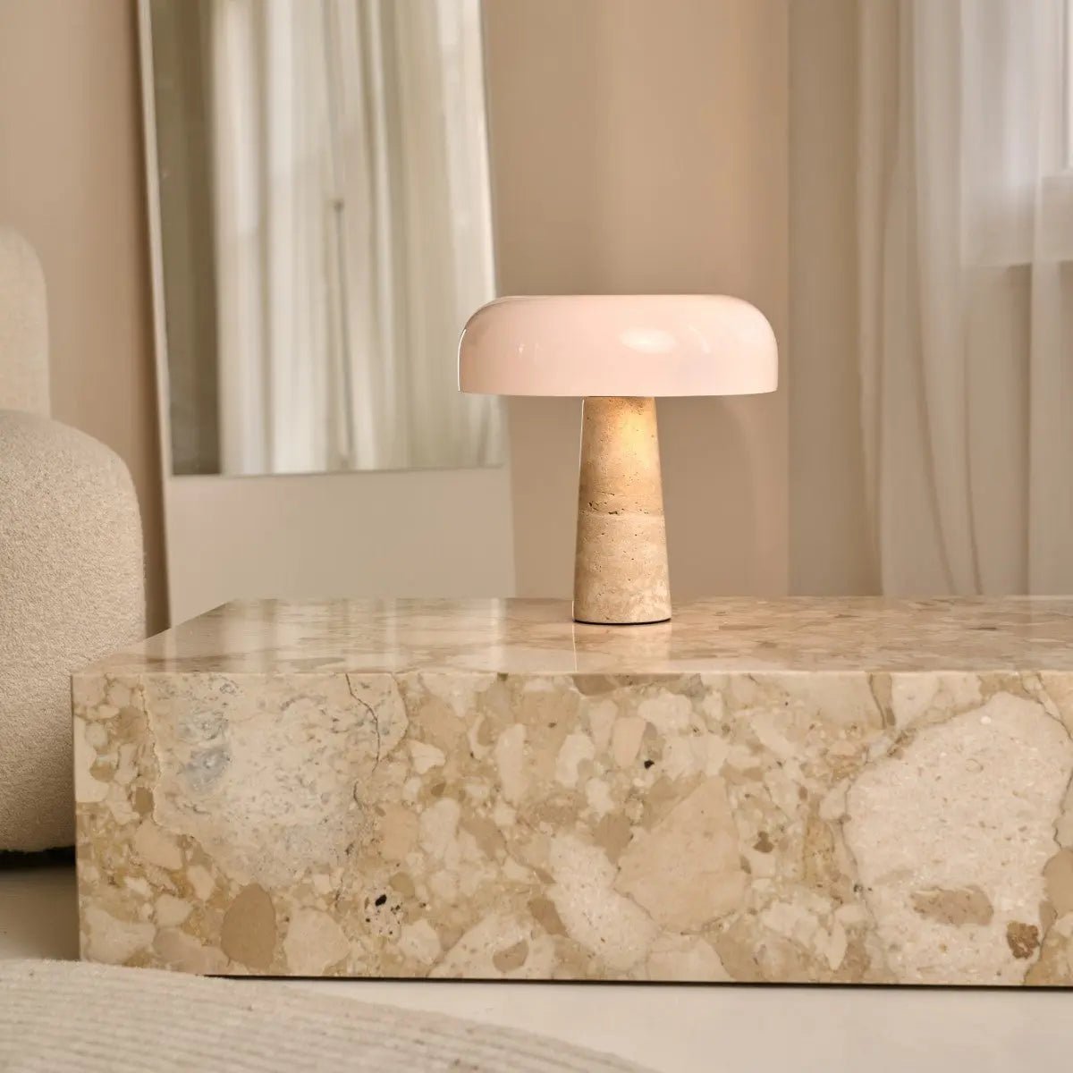 Handgefertigte Travertin Lampe mit Glasschirm beige weiss SONVELIA