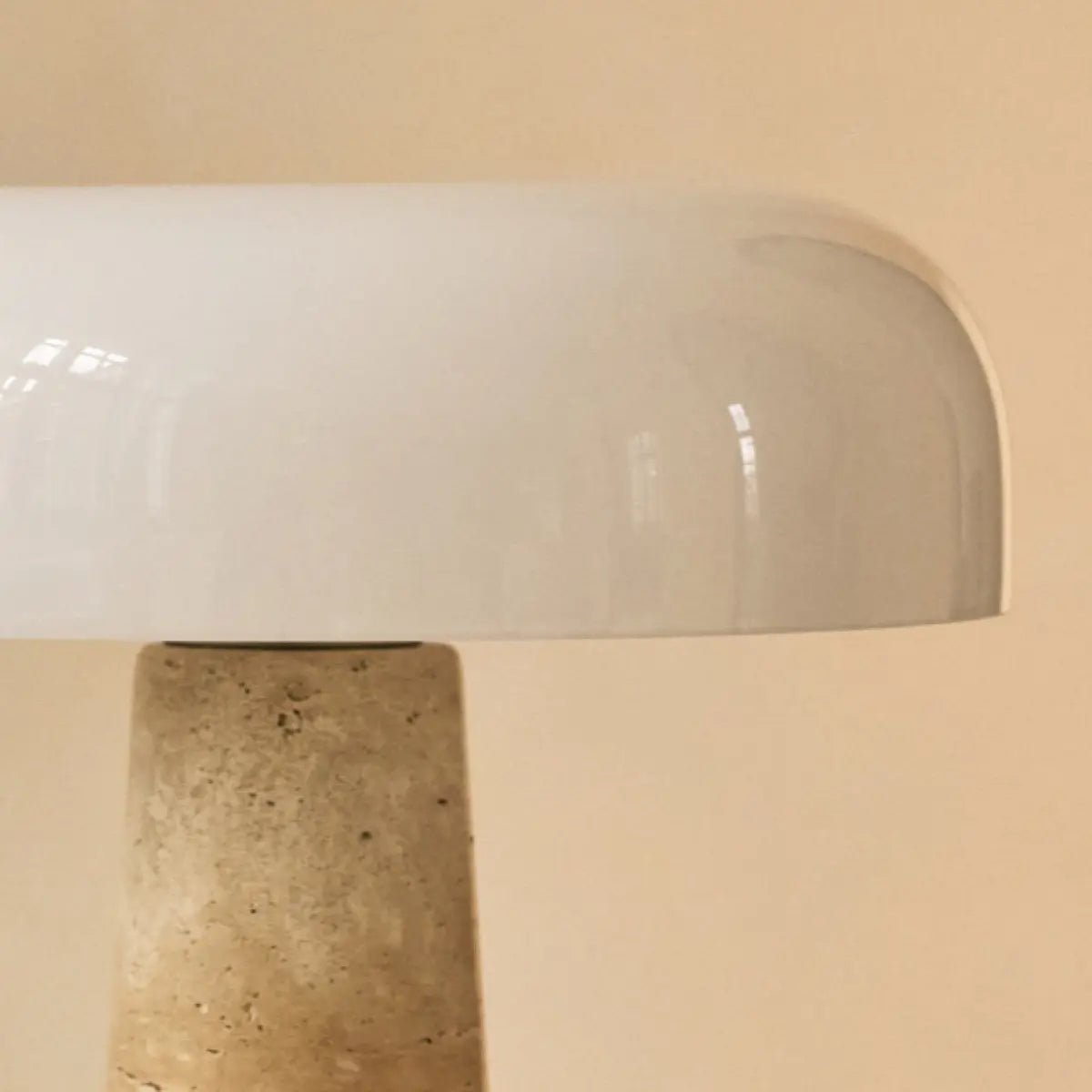 Handgefertigte Travertin Lampe mit Glasschirm beige weiss SONVELIA