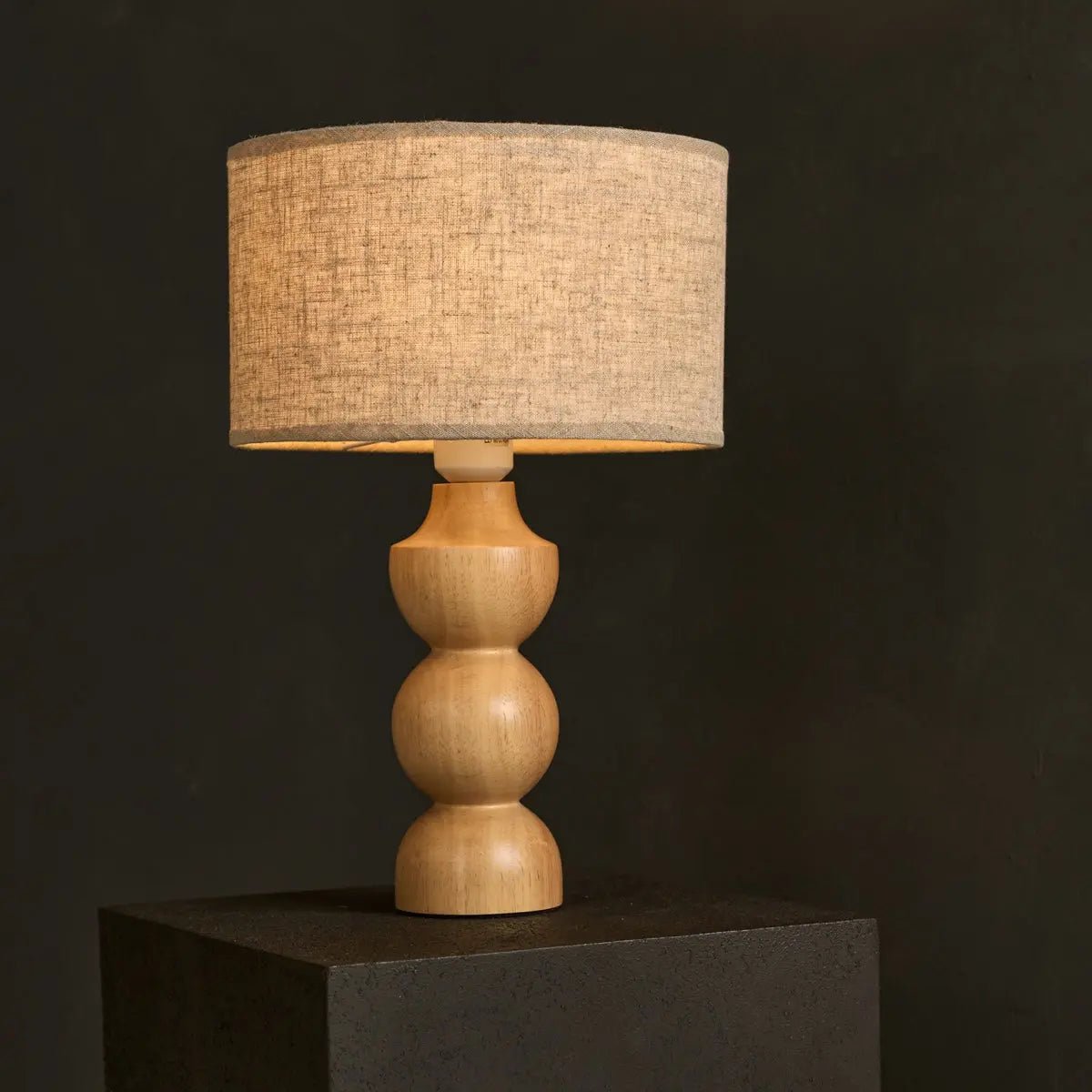 Holz Lampe mit beigem Lampenschirm SONVELIA