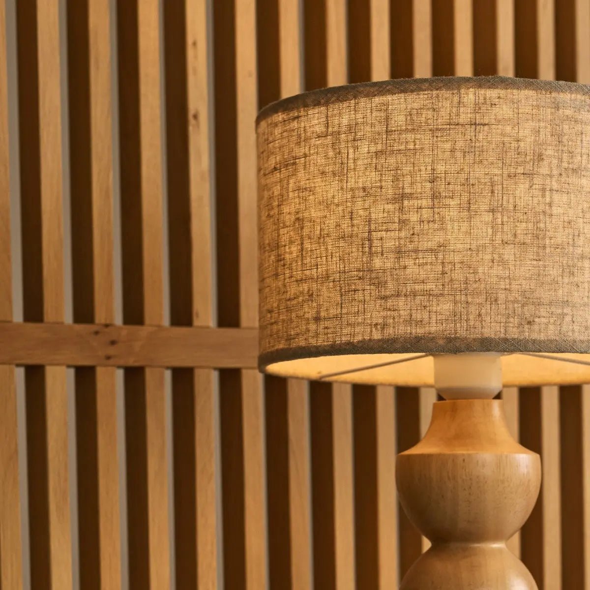 Holz Lampe mit beigem Lampenschirm SONVELIA