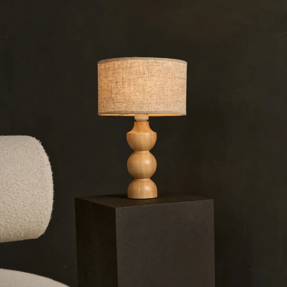 Holz Lampe mit beigem Lampenschirm