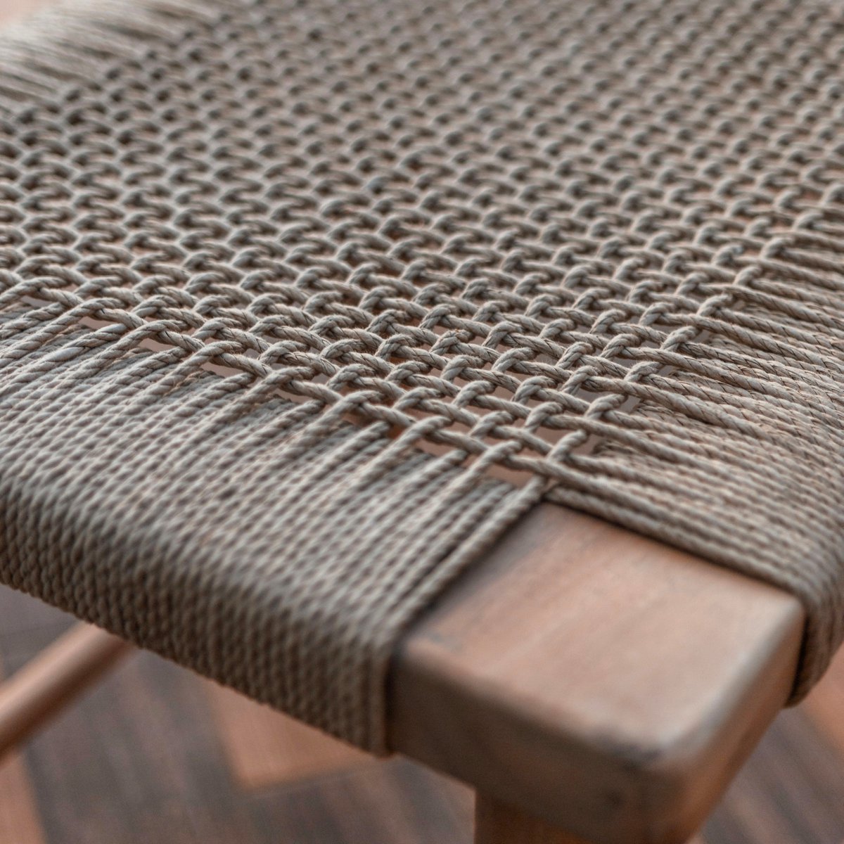 Hocker aus Trembesi-Holz und recyceltem Papier – handgefertigt & nachhaltig
